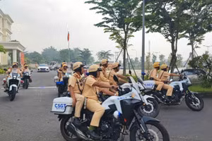 CSGT TPHCM ra quân cao điểm kiểm tra nồng độ cồn, ma túy. Ảnh: Phúc Uyên.