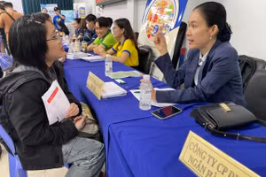 Đại diện doanh nghiệp tư vấn việc làm cho người lao động tại Ngày hội việc làm TPHCM năm 2025. Ảnh: Hà An.