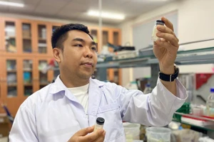 ThS Vũ Thanh Bình tại phòng lab nghiên cứu của Trường Đại học Quốc tế (Đại học Quốc gia TPHCM). Ảnh: NVCC.