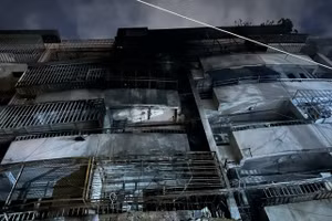 Chung cư Độc Lập ám khói đen sau đám cháy. (Ảnh: Phúc Uyên)