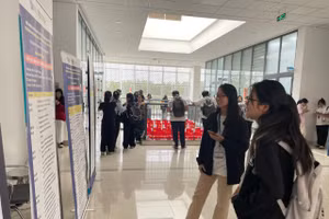 Bạn trẻ theo dõi tóm tắt các nghiên cứu qua poster được giới thiệu tại hội nghị. Ảnh: Hà An.