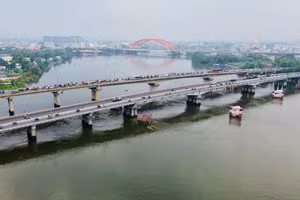 Cầu Bình Triệu 1 (phải) sẽ được nâng tĩnh không thêm 1m. (Ảnh: Phúc Uyên)