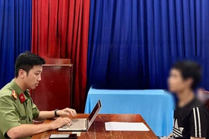 Công an TPHCM làm việc với một trong 2 người đăng tin sai sự thật về nghệ sĩ. Ảnh: Công an TPHCM.