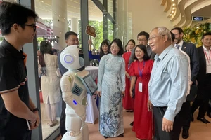Lãnh đạo TPHCM trò chuyện với robot trưng bày tại Trung tâm Khởi nghiệp Sáng tạo TPHCM, tháng 8/2025. Ảnh: Hà An.