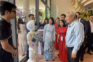 Lãnh đạo TPHCM trò chuyện với robot trưng bày tại Trung tâm Khởi nghiệp Sáng tạo TPHCM, tháng 8/2025. Ảnh: Hà An.