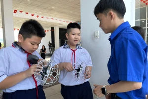 Học sinh TPHCM thích thú với hoạt động ngoại khóa với sân chơi drone soccer (đá bóng trên không), một hoạt động của giáo dục STEM. Ảnh: Hà An.
