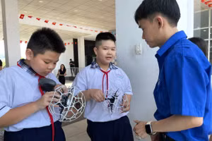 Học sinh TPHCM thích thú với hoạt động ngoại khóa với sân chơi drone soccer (đá bóng trên không), một hoạt động của giáo dục STEM. Ảnh: Hà An.