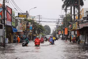 Đường Phan Huy Ích (TPHCM) ngập nặng sau trận mưa lớn kéo dài rạng sáng 21/8, nước ngập lút bánh xe.