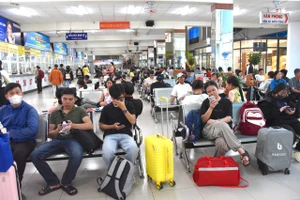 Từ chiều 29/8, nhiều người dân đã đến Bến xe Miền Đông (đường Đinh Bộ Lĩnh, phường Bình Thạnh) mua vé xe về quê nghỉ lễ.