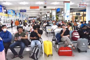 Từ chiều 29/8, nhiều người dân đã đến Bến xe Miền Đông (đường Đinh Bộ Lĩnh, phường Bình Thạnh) mua vé xe về quê nghỉ lễ.