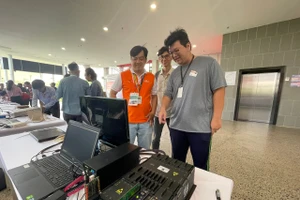 Sinh viên tham quan, tìm hiểu thiết bị của Công ty Synopsys tại ngày hội. Ảnh: Hà An.