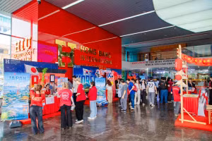 Các bạn trẻ trải nghiệm không gian văn hóa các quốc gia tại ngày hội. Ảnh: NTCC.