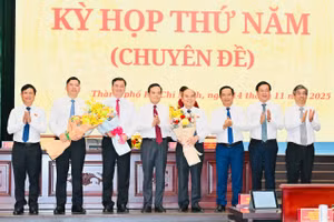 Bí thư Thành ủy TPHCM Trần Lưu Quang cùng Thường trực Thành ủy chúc mừng các tân Phó Chủ tịch UBND TPHCM. Ảnh: SGGP.