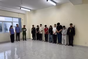 Công an đọc lệnh bắt tạm giam các bị can trong vụ án. (Ảnh: Công an TPHCM).