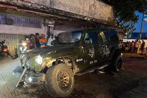 Chiếc ô tô gây tai nạn trên đường Kinh Dương Vương, quận Bình Tân. (Ảnh: AX)