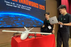 Dự án máy bay hỗ trợ cứu hộ trên biển của nhóm sinh viên Trường ĐH Tôn Đức Thắng tham gia vòng bán kết cuộc thi Innoworks 2025. Ảnh: Hà An.