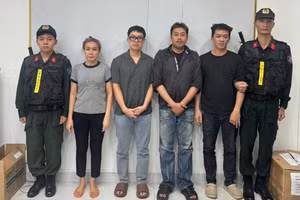 Nhóm sản xuất, tiêu thụ gas giả tại cơ quan Công an. (Ảnh: Công an TPHCM).