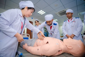 Sinh viên quốc tế Y khoa trong giờ thực hành. Ảnh: HIU.