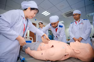 Sinh viên quốc tế Y khoa trong giờ thực hành. Ảnh: HIU.