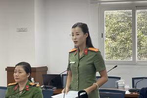 Trung tá Nguyễn Khánh Hồng thông tin về hoạt động quảng cáo website đánh bạc liên quan đến người nổi tiếng tại họp báo. Ảnh: Hà An.