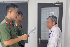 Công an đọc quyết định xử phạt ông Tăng Hà Nam Anh. (Ảnh: CACC)