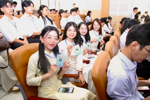 Sinh viên dự thi giải thưởng Euréka tham dự khai mạc vòng chung kết. Ảnh: Phúc Uyên.