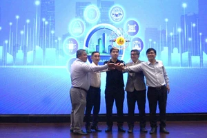 Đại diện các đơn vị tổ chức thực hiện nghi thức công bố cuộc thi Smart City 2025. Ảnh: Phúc Uyên.