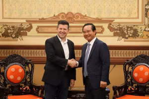 Chủ tịch UBND TPHCM Nguyễn Văn Được (phải) tiếp đại diện Sàn giao dịch chứng khoán NASDAQ (Mỹ). (Ảnh: Cổng TTĐT TPHCM).