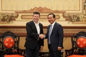 Chủ tịch UBND TPHCM Nguyễn Văn Được (phải) tiếp đại diện Sàn giao dịch chứng khoán NASDAQ (Mỹ). (Ảnh: Cổng TTĐT TPHCM).