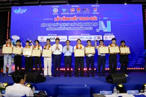 Ban tổ chức trao giải cho các đội thi xuất sắc AI Challenge. Ảnh: Phúc Uyên.