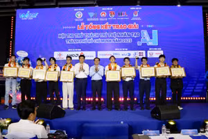 Ban tổ chức trao giải cho các đội thi xuất sắc AI Challenge. Ảnh: Phúc Uyên.