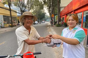 Sinh viên phát xôi miễn phí tặng người nghèo. Ảnh: Hà An.