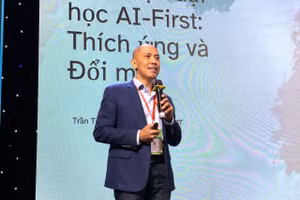 Ông Trần Tuấn Anh, Phó Giám đốc Phân hiệu Trường Đại học FPT cơ sở TPHCM chia sẻ tại hội thảo. Ảnh: Hà An.