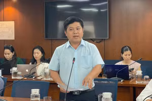 Ông Hồ Tấn Minh, Chánh Văn phòng Sở GD&ĐT TPHCM thông tin về tình hình phòng học, cơ sở vật tại họp báo. Ảnh: Hà An.