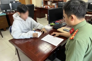 Nam thanh niên phát tán phim "Thỏ ơi" tại cơ quan Công an. (Ảnh: Công an TPHCM).