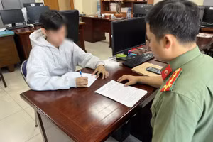 Nam thanh niên phát tán phim "Thỏ ơi" tại cơ quan Công an. (Ảnh: Công an TPHCM).