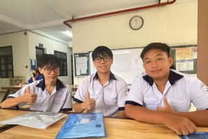 Nhóm học sinh Trường THCS Hoa Lư thoải mái trước khi bước vào thi môn toán tại điểm thi Trường THPT Nguyễn Hữu Huân. Ảnh: Hà An.