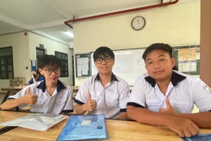 Nhóm học sinh Trường THCS Hoa Lư thoải mái trước khi bước vào thi môn toán tại điểm thi Trường THPT Nguyễn Hữu Huân. Ảnh: Hà An.