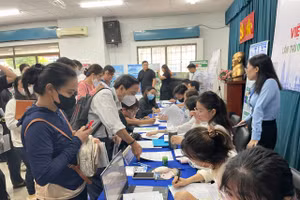 Người lao động đến thực hiện các thủ tục tại Trung tâm Dịch vụ Việc làm TPHCM. (Ảnh: Hà An)