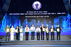 Ban tổ chức trao giải cho các đại diện nhóm tác giả đoạt giải Giải thưởng Sáng tạo TPHCM, tối 1/7. Ảnh: Phúc Uyên.