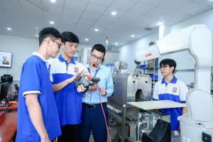 Giảng viên Trường ĐH Công nghệ - Kỹ thuật TPHCM hướng dẫn sinh viên tại phòng lab thực hành tự động hóa. Ảnh: HCMUTE.