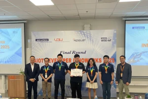 Nhóm sinh viên Trường Đại học Việt Đức xuất sắc giành giải Nhất cuộc thi InnoWorks 2025. Ảnh: Hà An.