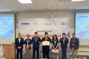 Nhóm sinh viên Trường Đại học Việt Đức xuất sắc giành giải Nhất cuộc thi InnoWorks 2025. Ảnh: Hà An.