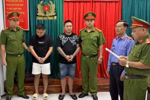 Công an TPHCM đọc lệnh bắt Nguyễn Vũ Hảo (thứ 3 từ trái sang) và đồng phạm. (Ảnh: Công an TPHCM)