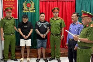 Công an TPHCM đọc lệnh bắt Nguyễn Vũ Hảo (thứ 3 từ trái sang) và đồng phạm. (Ảnh: Công an TPHCM)