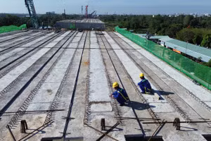 Công nhân thi công dự án đường Vành đai 3. Ảnh: M.Q