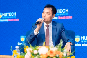 Doanh nhân Vũ Văn Hoàng chia sẻ chuyện khởi nghiệp của bản thân tại sự kiện giao lưu. Ảnh: NTCC.