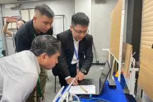 Các giải pháp công nghệ phục vụ sản xuất thông minh được giới thiệu tại hội thảo. Ảnh: Hà An.