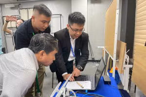 Các giải pháp công nghệ phục vụ sản xuất thông minh được giới thiệu tại hội thảo. Ảnh: Hà An.