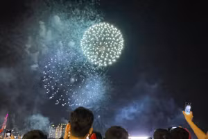 Người dân TPHCM xem bắn pháo hoa dịp kỷ niệm 50 năm Ngày Giải phóng miền Nam, thống nhất đất nước. Ảnh: Hà An.